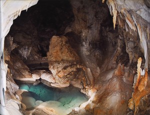 6bfb98d131b423f0f403ad8bb90e56c9a4e372f5_cave_of_lakes_kalavrita_3.jpg